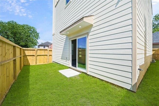 Building Photo - 3415 Redbud St