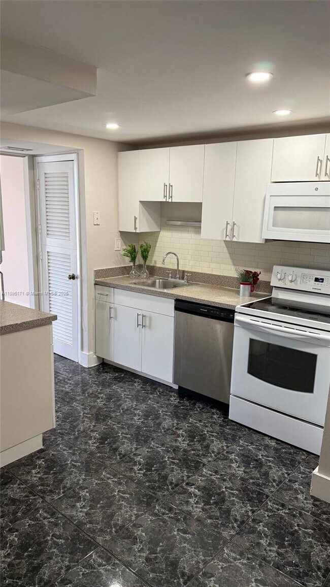 Building Photo - 9800 W Bay Harbor Dr