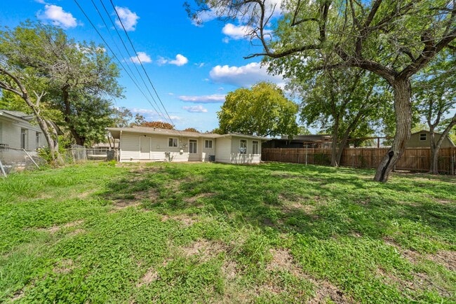 Building Photo - 3 Bedroom/1 Bathroom Ridgeview Subdivision