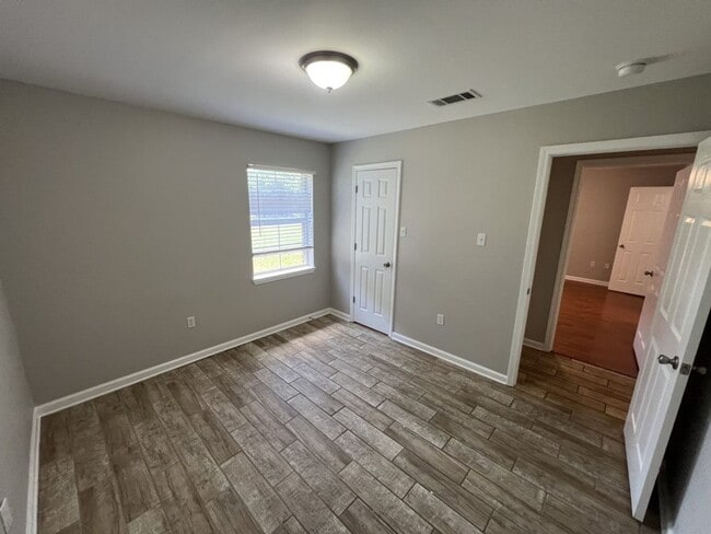 Building Photo - Charming 4-Bedroom Home with Large Backyar...