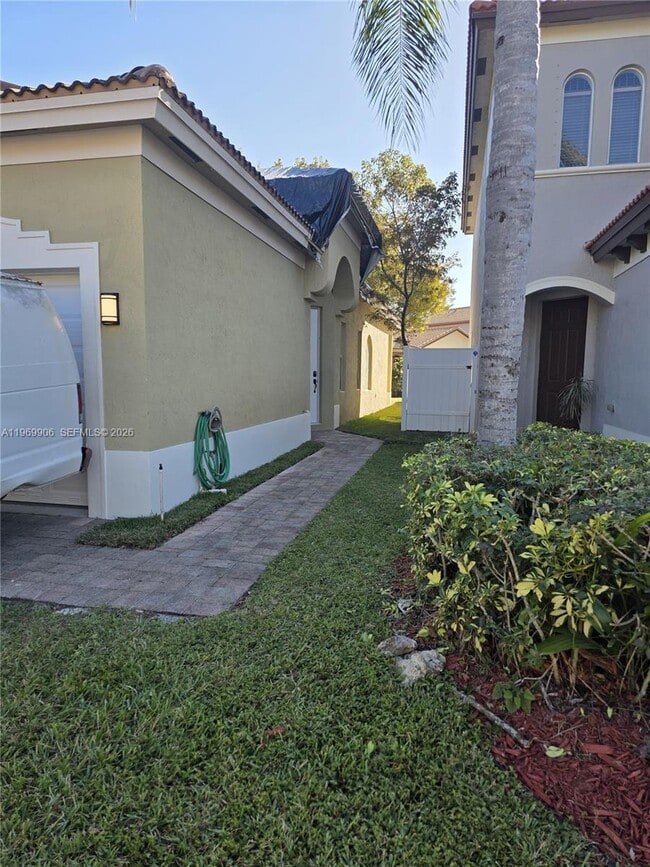 Building Photo - 3930 NE 12th Dr