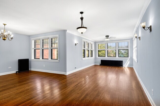 Building Photo - 7626 N Eastlake Terrace