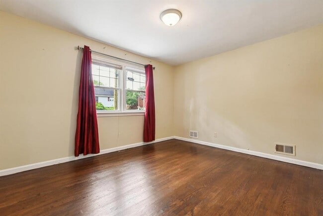 Building Photo - 482 S Elm St