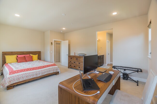Building Photo - 5539 Southcrest Way