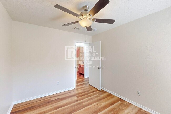 Building Photo - 404 Truman St