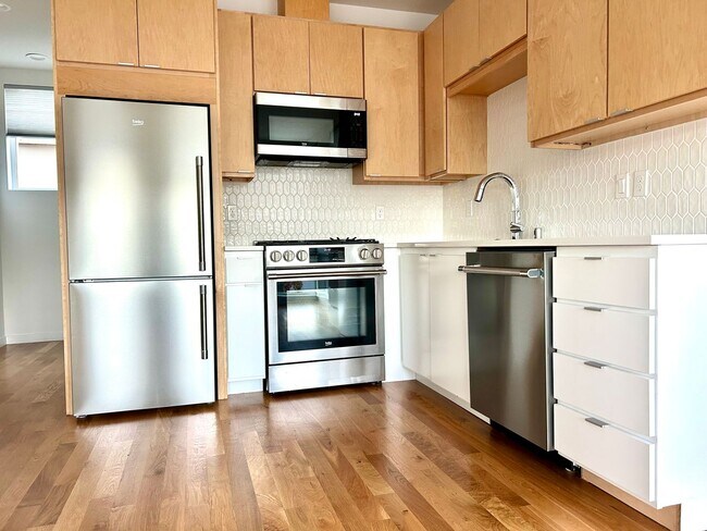 Building Photo - Magnolia newer 2Bed 2Bath Townhouse with Rooftop Deck