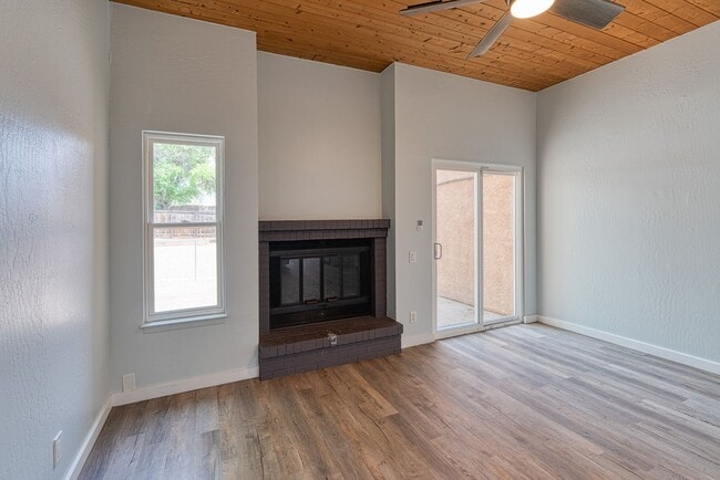 Building Photo - Beautifully Renovated 3 bedroom 2 bathroom Townhouse with A Chef Style Kitchen and Huge Backyard!