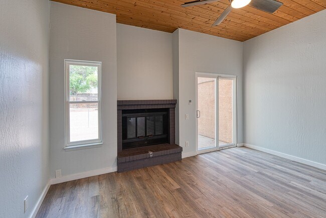 Building Photo - COMING SOON! Beautifully Renovated 3 bedroom 2 bathroom Townhouse