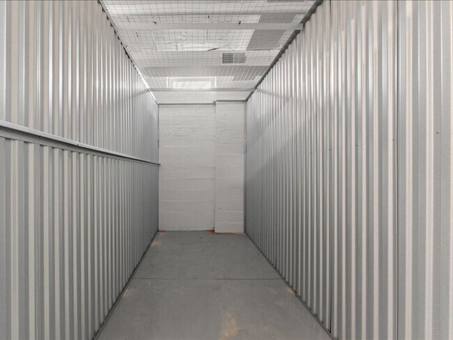 Building Photo - Polly Want an Apartment