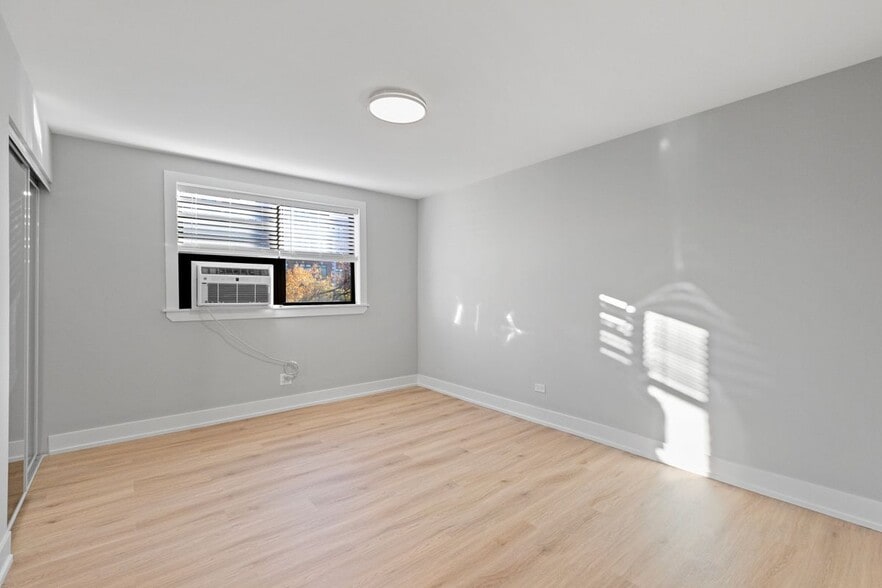 Building Photo - 530 W Aldine Ave