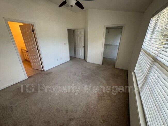 Building Photo - 5760 Sandstone Way