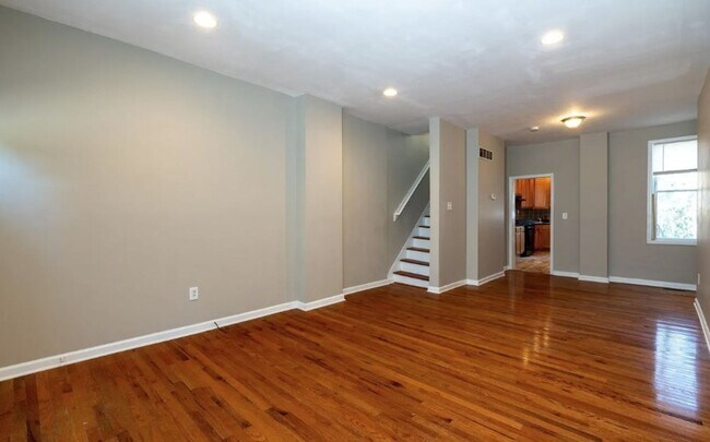Building Photo - North York Gem | 3 Bed, 1.5 Bath with Hardwood Floors & Central Air!