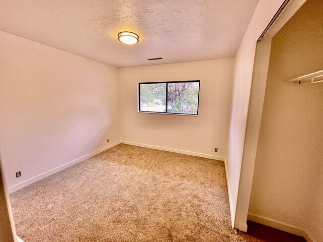 Building Photo - Remodeled Three Bedroom Home in Desirable Bloomington