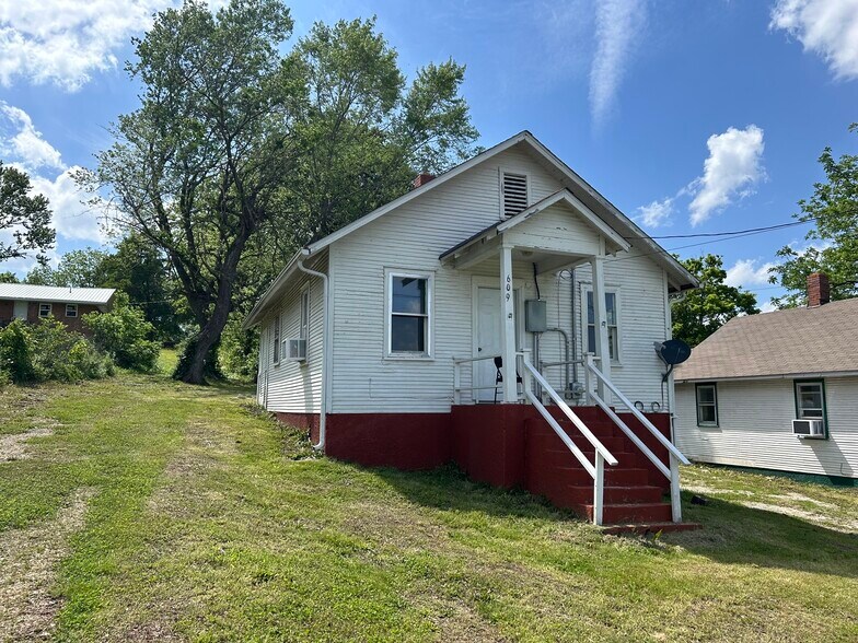Primary Photo - 609 Simpson St