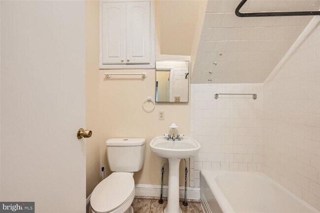 Building Photo - Large 1st Floor Aparment