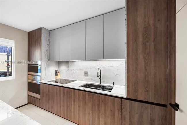 Building Photo - 785 Crandon Blvd