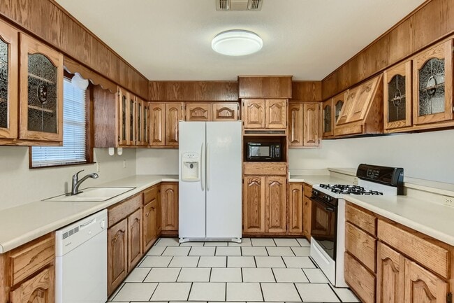 Building Photo - Ready for Move In!