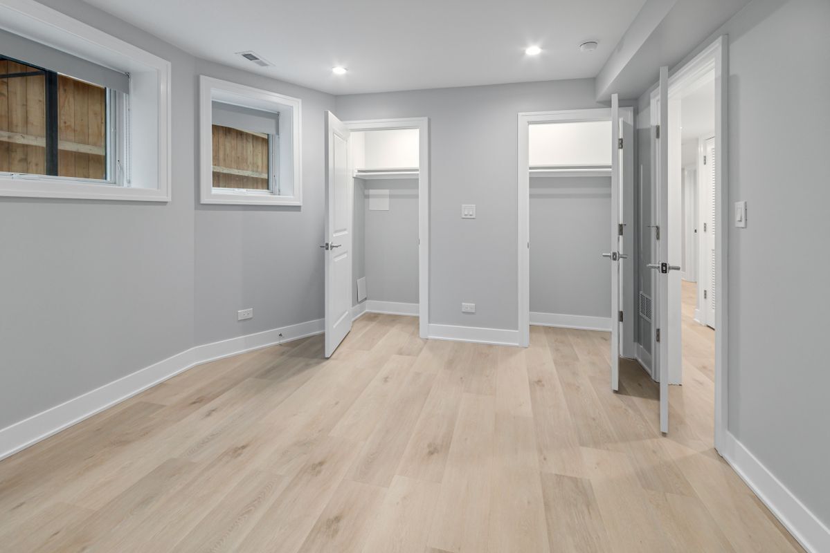 Building Photo - 935 W Winona St