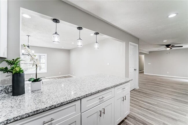 Building Photo - 770 Pine Lake Dr NW