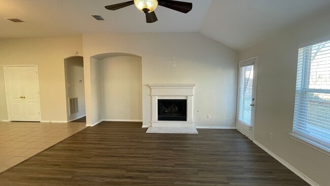 Building Photo - Beautiful single story home with community pool off Harmon