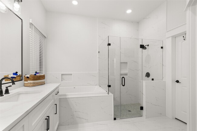 Building Photo - 3559 Pebble Beach Blvd