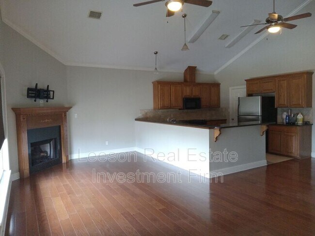 Building Photo - 5721 S Lakeshore Dr