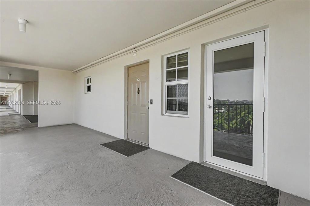 Building Photo - 3150 N Palm Aire Dr