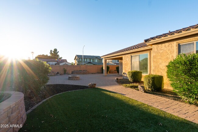 Building Photo - 453 W Lantana Pl