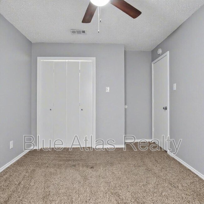 Building Photo - 1009 W Hills Terrace