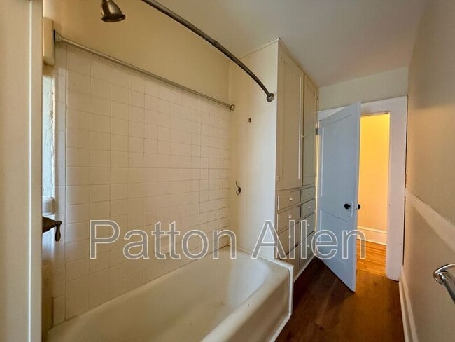 Building Photo - 19 Saluda St