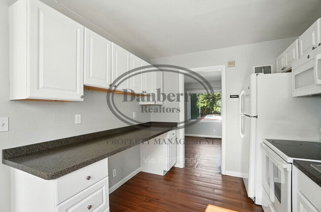 Building Photo - 1126 Searles Rd