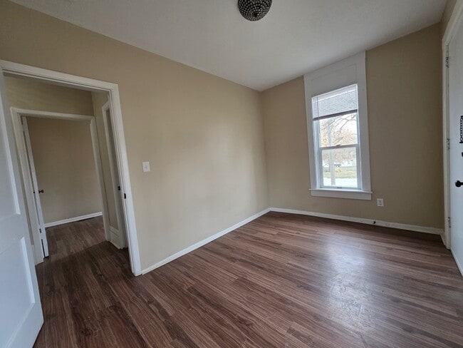 Building Photo - 424 W 8th St