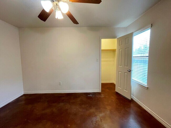 Building Photo - 207 B Andy Ln
