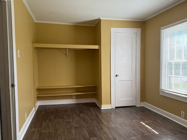 Building Photo - AMAZING LOCATION, Ranch Home Downtown Smit...