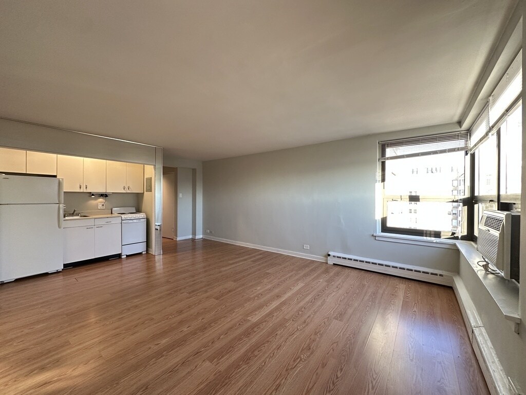 Building Photo - 450 W Wellington Ave