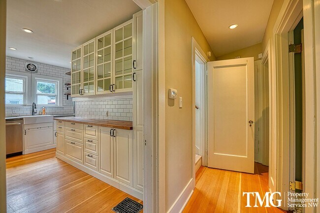 Building Photo - 3 BD SW Portland Home Near Multnomah Village