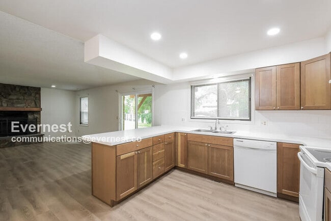 Building Photo - 144 Willow Pl S