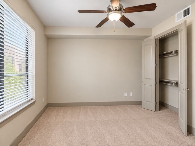 Building Photo - 10401 Town & Country Way