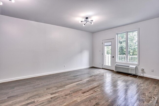 Building Photo - 962 US-9W