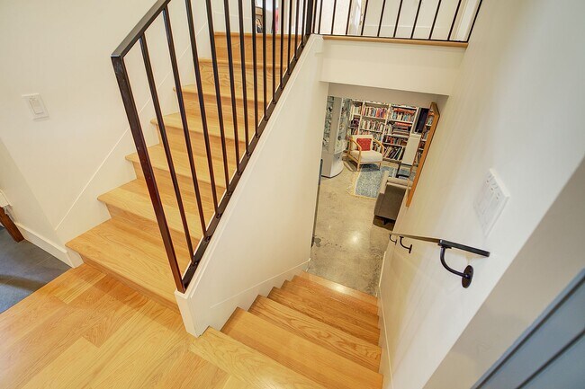 Building Photo - 4Bd/2.5Ba Seattle Home
