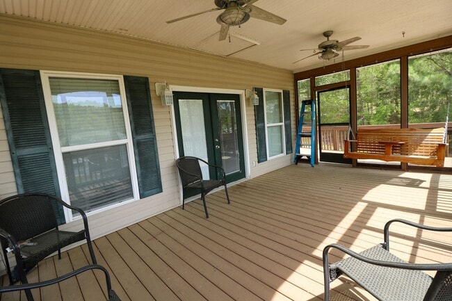 Building Photo - Wonderful Lake Home