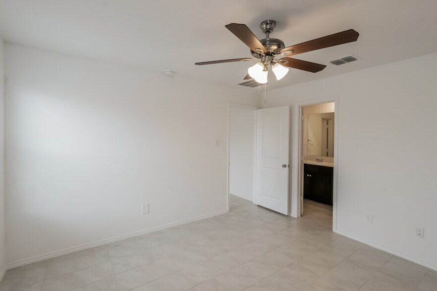 Building Photo - 1149 Crestview Dr