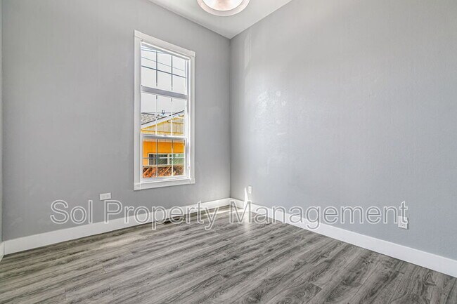 Building Photo - 1030 Vine St