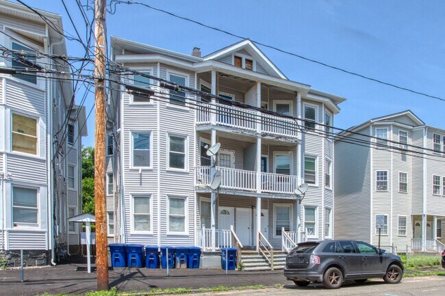Building Photo - OVERSIZED 3 bedroom 1 bathroom Apartment