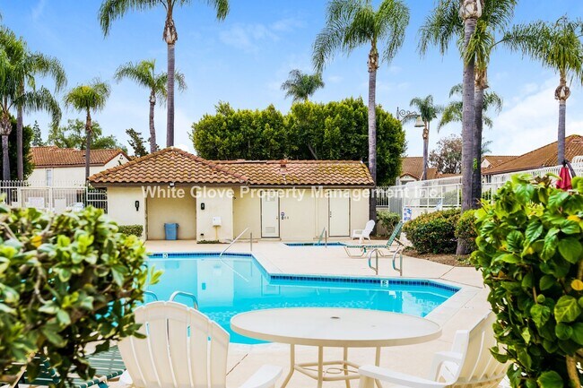 Building Photo - Charming Studio Condo with Garage in Desirable Las Palmas Community