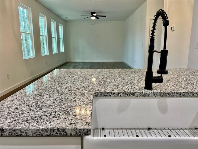 Building Photo - 24 Rocky Cir NE