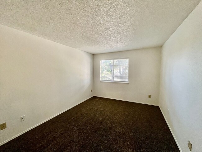 Building Photo - 2 bed 1 bath on 2nd floor in unit washer/d...