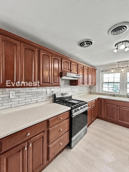 Building Photo - 616 S Jefferson St