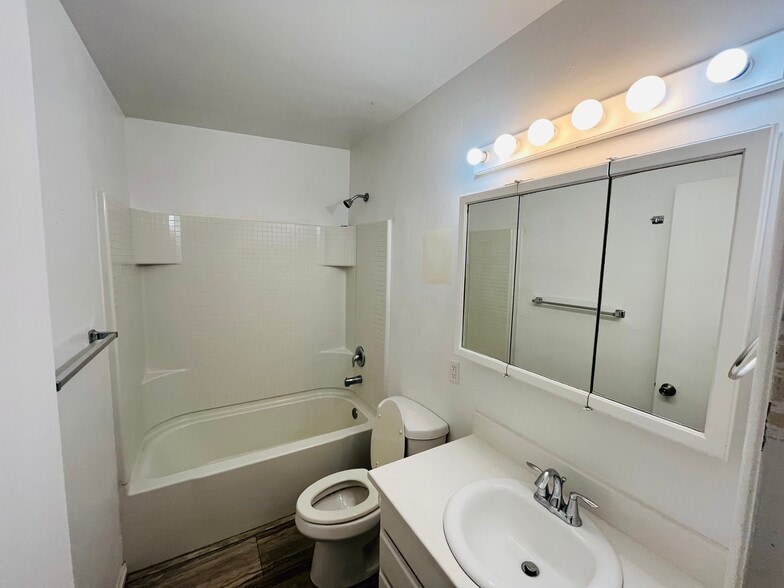 Building Photo - 5760 S 2700 W