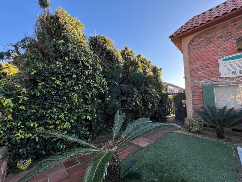 Building Photo - 3359 Mentone Ave